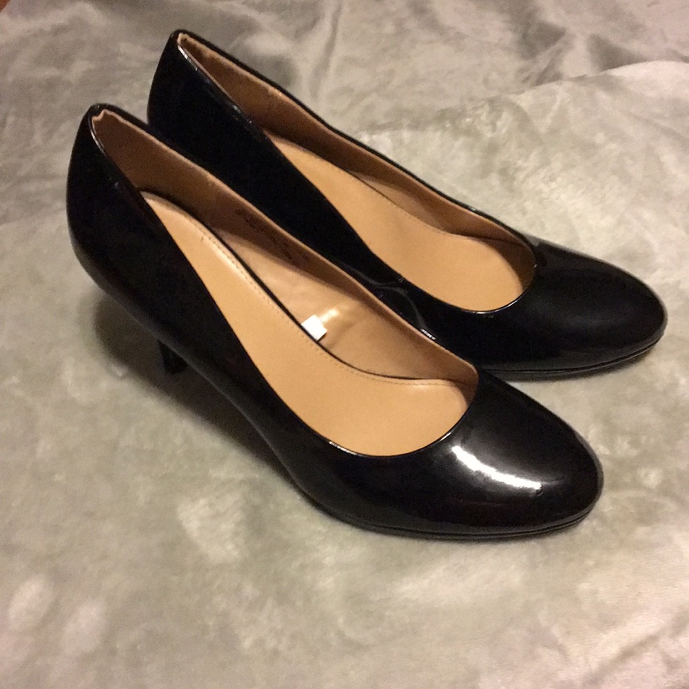 Black pumps